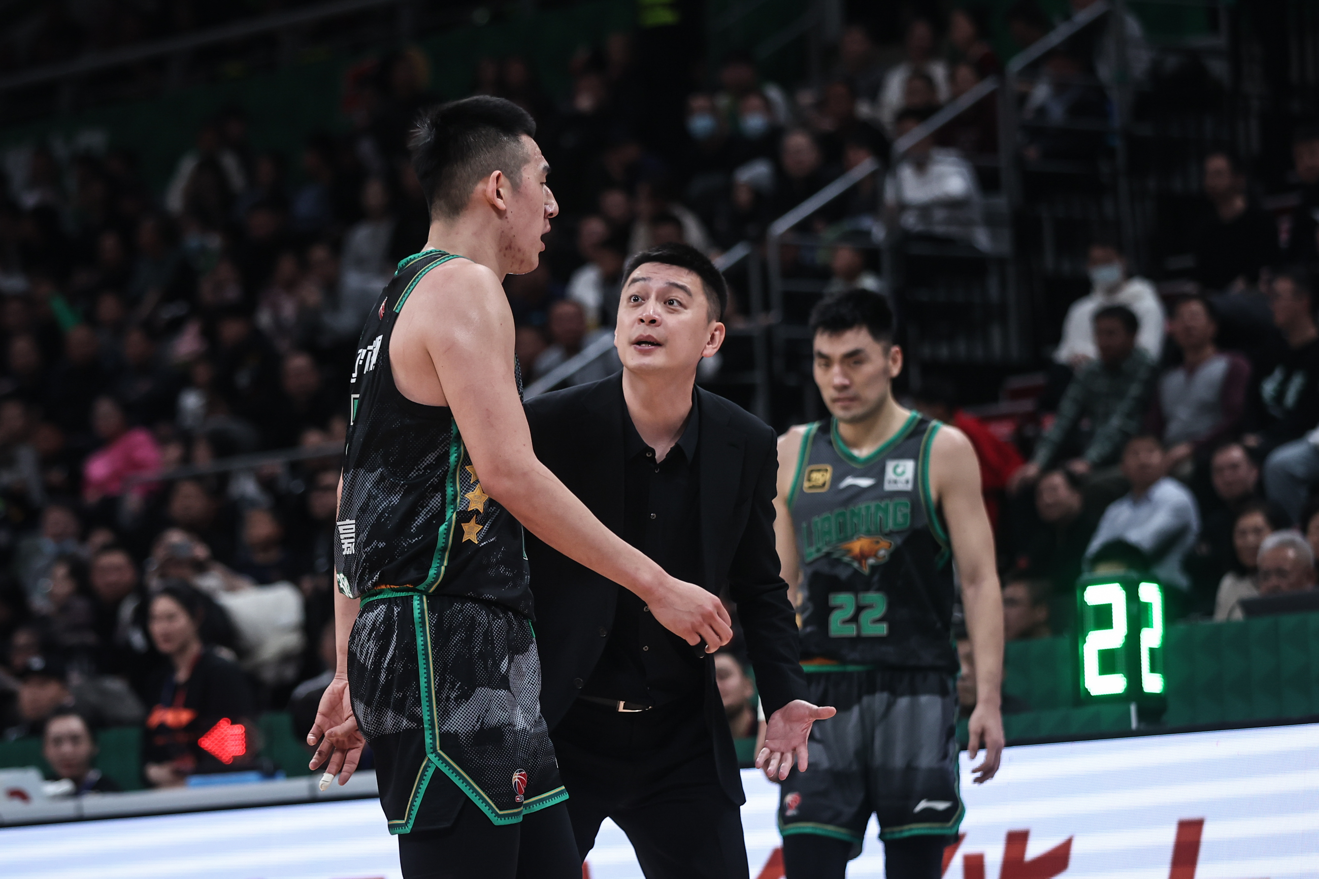 今晨体能课后，辽宁本钢再遭质疑备战NBA季后赛，压力陡增，更衣室氛围转暖的简单介绍