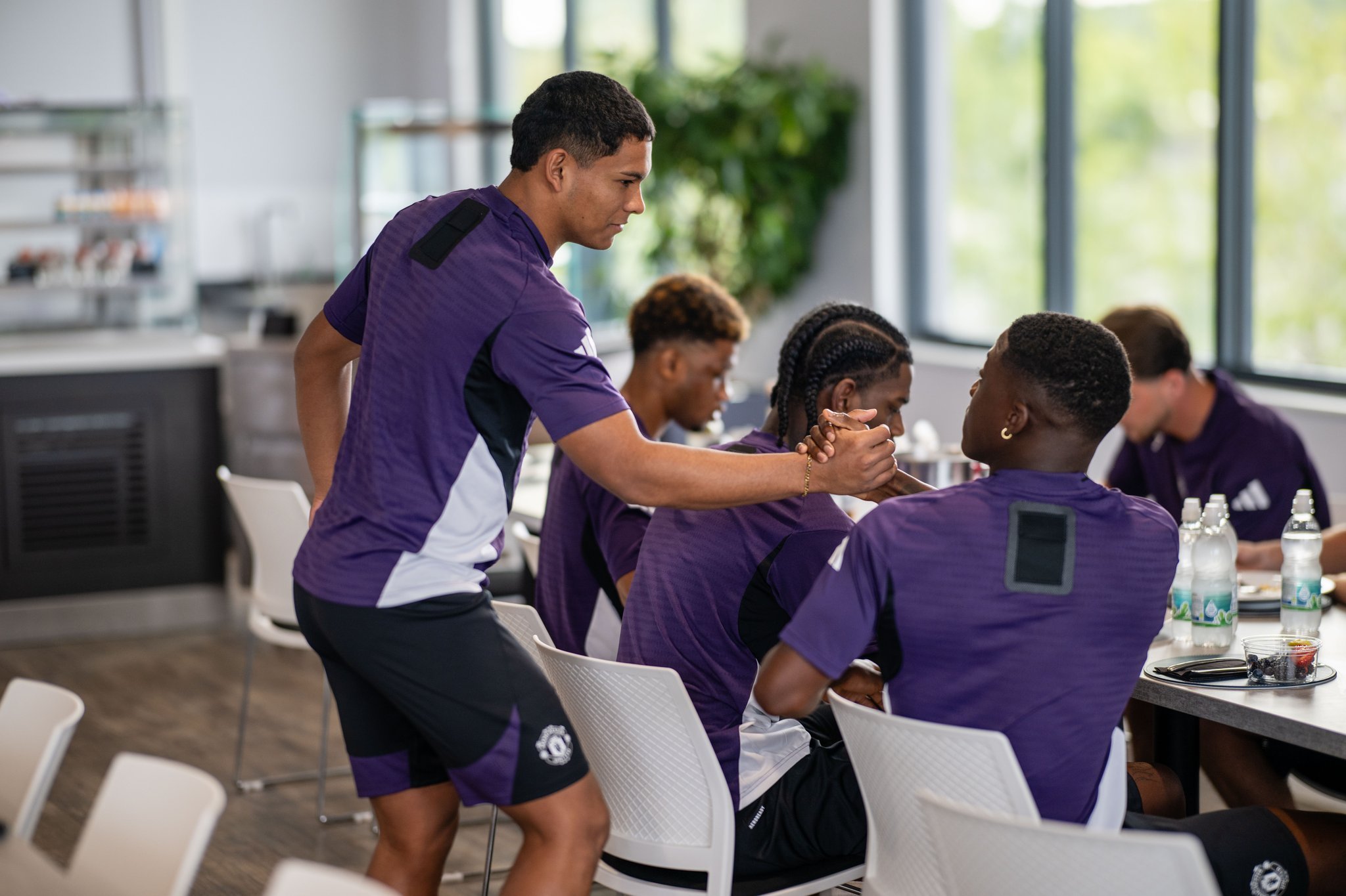 荷甲赛程吃紧;曼联今晚防线松动;赛场秩序良好;球探报告显示潜力的简单介绍 荷甲赛程吃紧;曼联今晚防线松动;赛场秩序良好;球探报告显示潜力的简单介绍