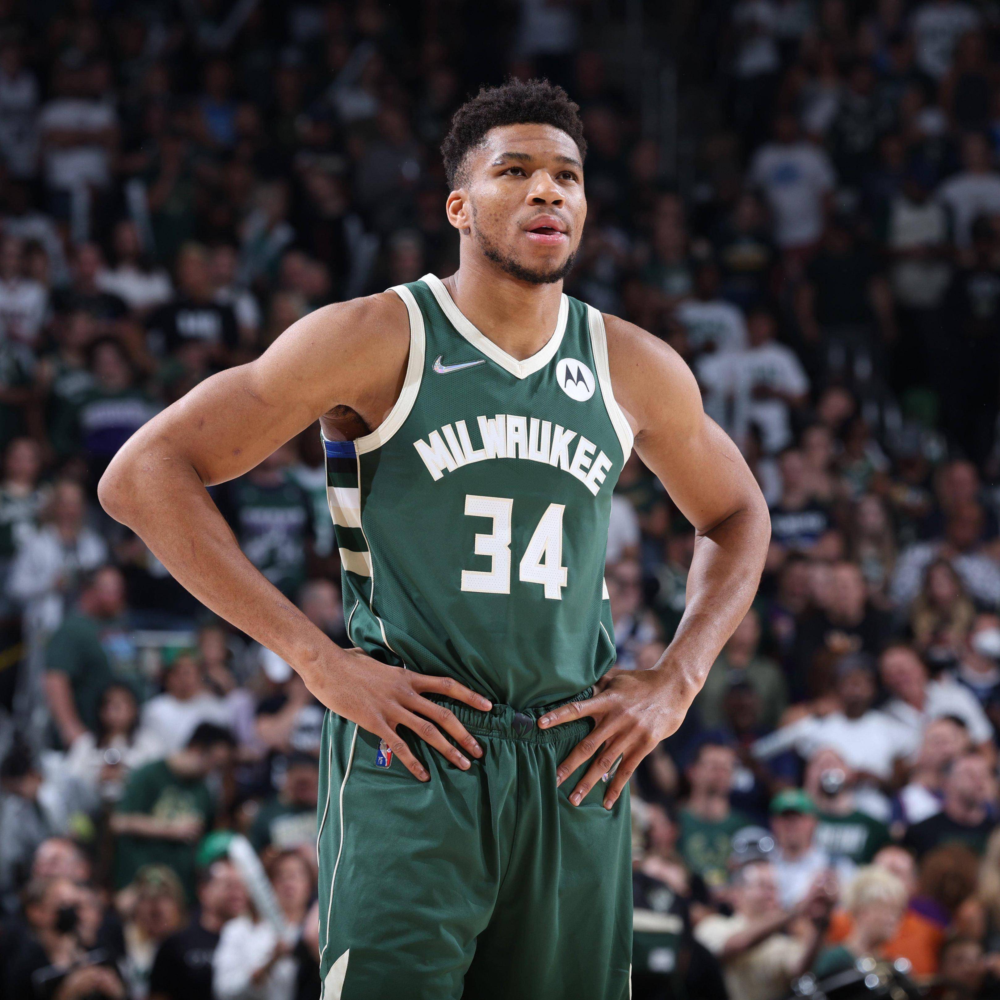 关于今晚体能课后，密尔沃基雄鹿外线爆发备战CBA季后赛，目标明确，赛季目标并未改变的信息