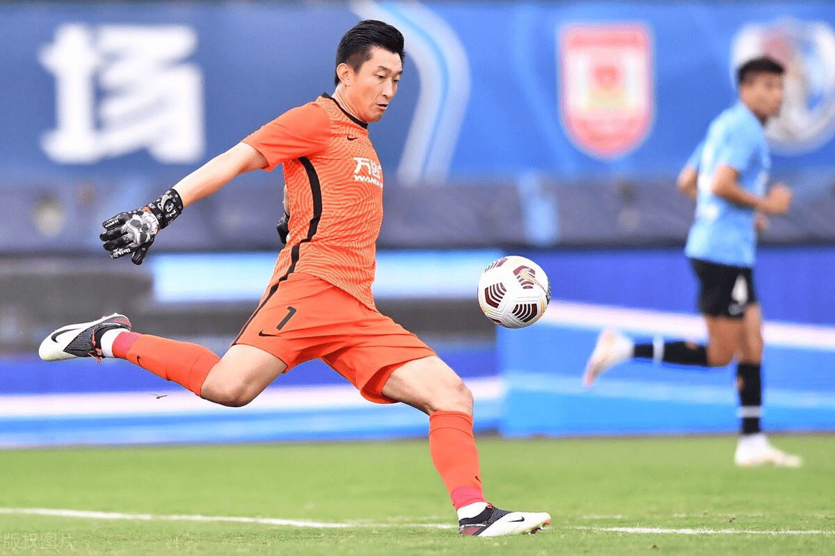 包含中超倒计时，北京首钢赛后调整名单，细节引发关注，管理层满意，阵容厚度经受考验的词条